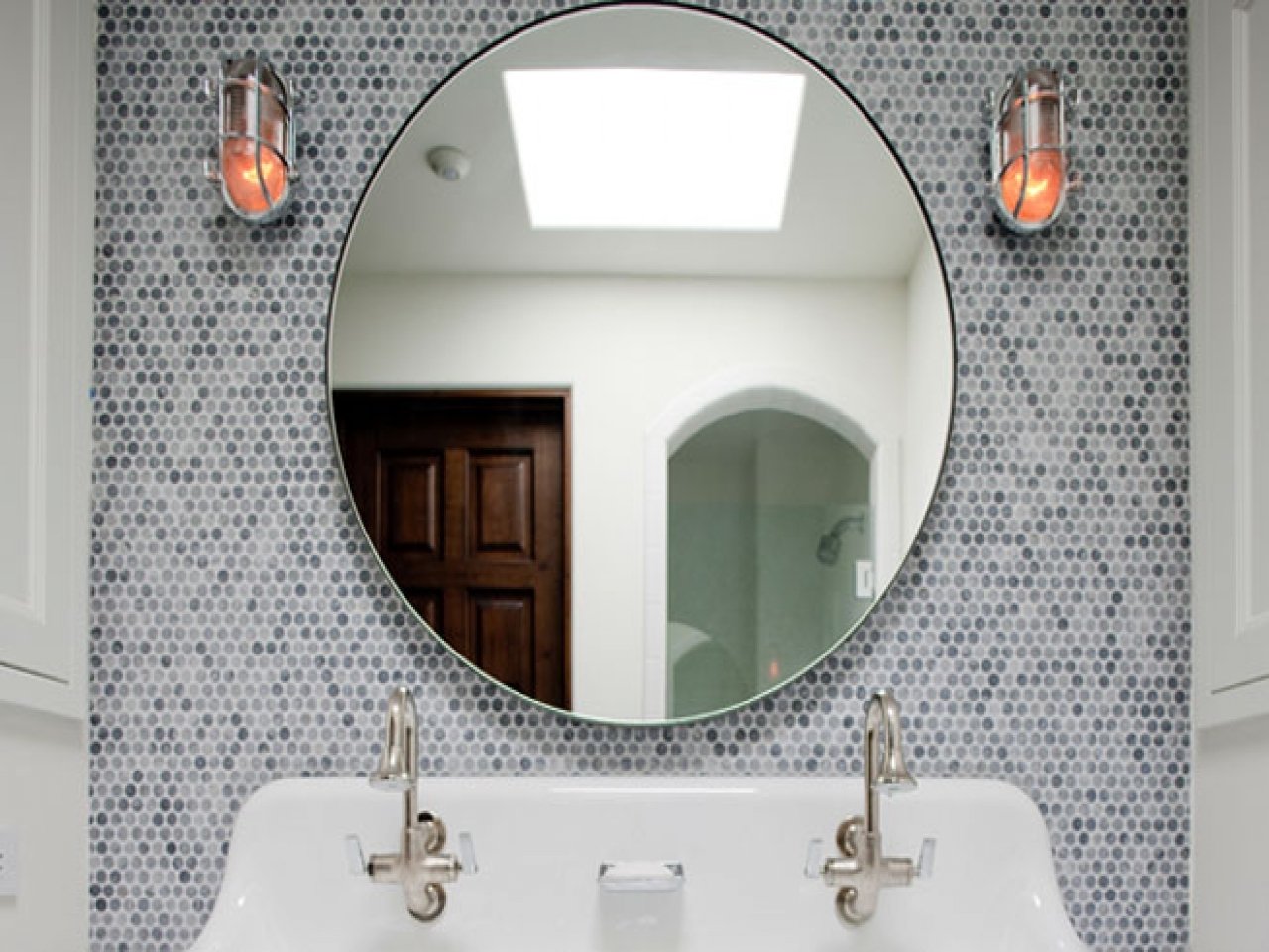 Зеркало на стене без рамки. Зеркало для ванной комнаты. Круглое зеркало в ванной. Ванна с круглым зеркалом. Ванная комната с круглым зеркалом.