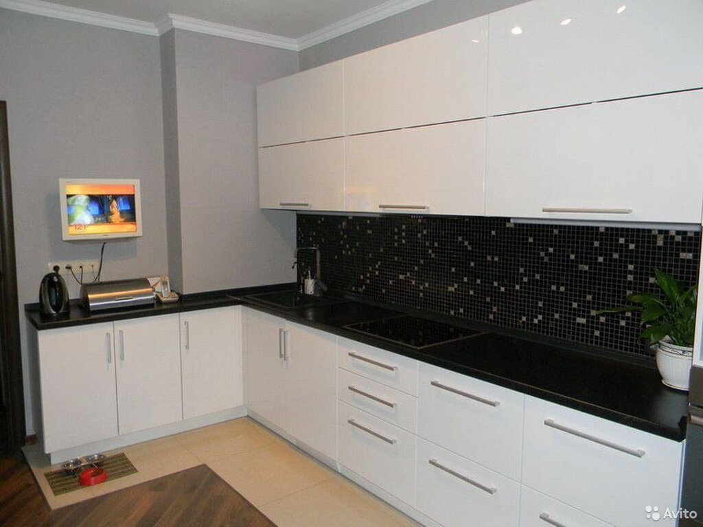 White glossy kitchen with a black countertop