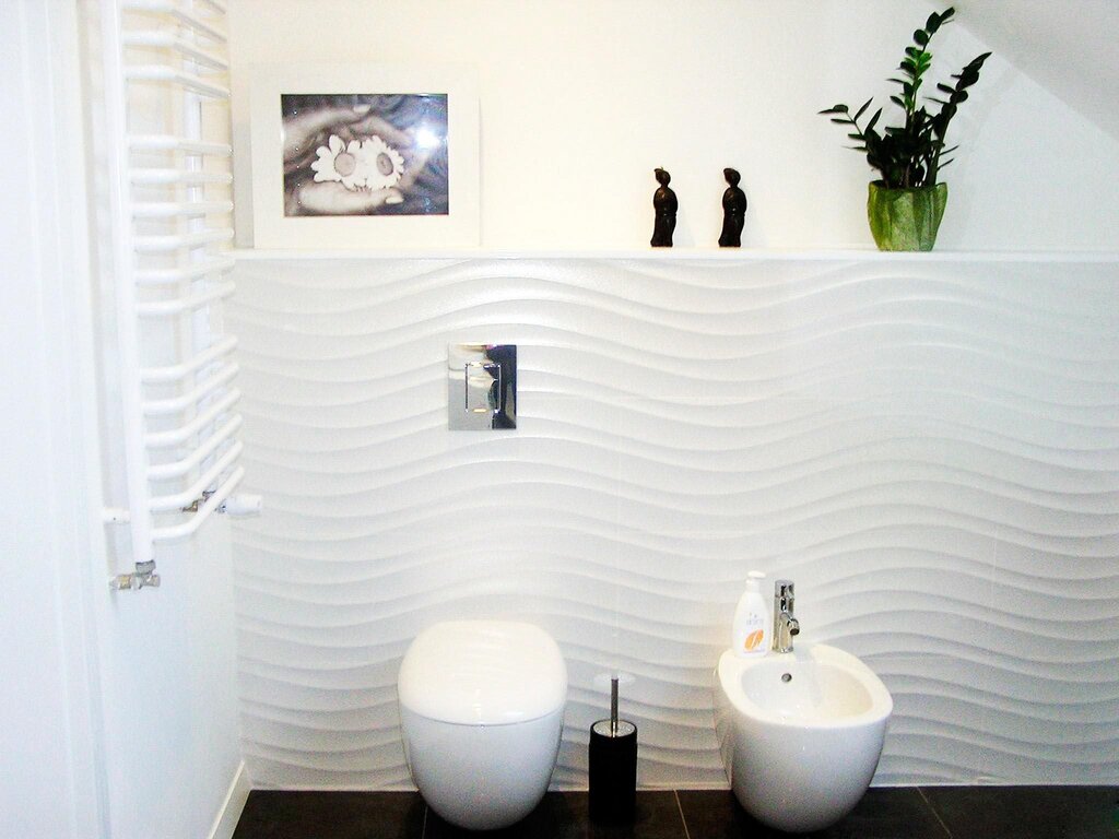 Белая рельефная плитка для ванной