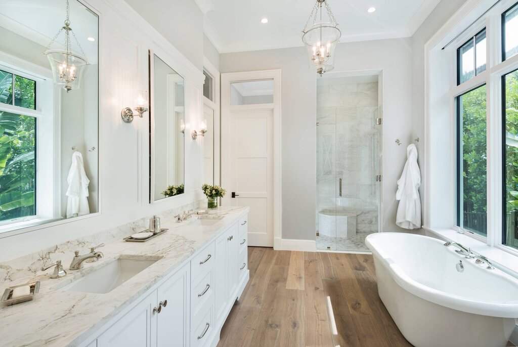 Белая ванная комната с деревянными элементами