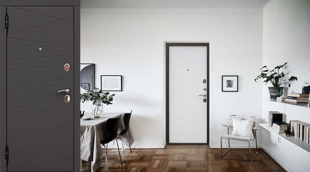 Белая входная дверь в квартиру
