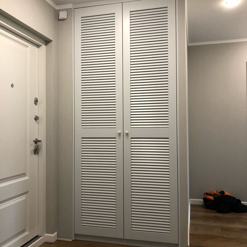 Белые жалюзийные двери для шкафа