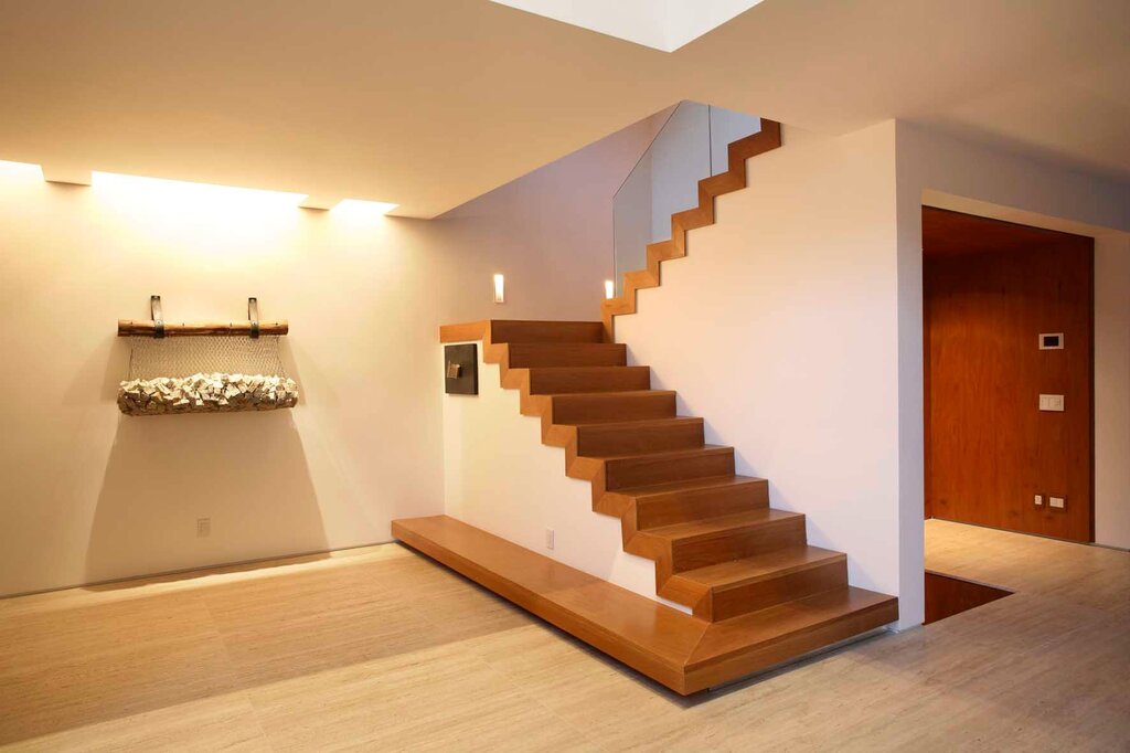 Бетонная лестница с площадкой