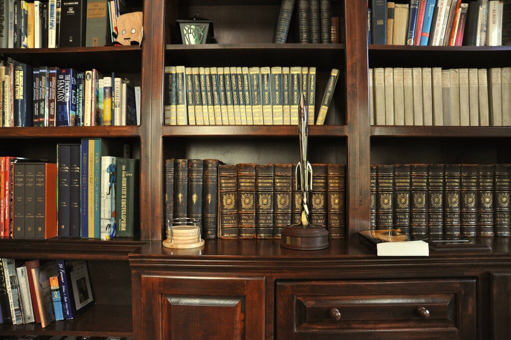 Библиотечный шкаф