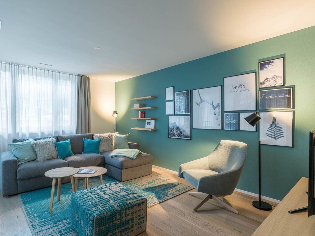 Turquoise wall color in the interior