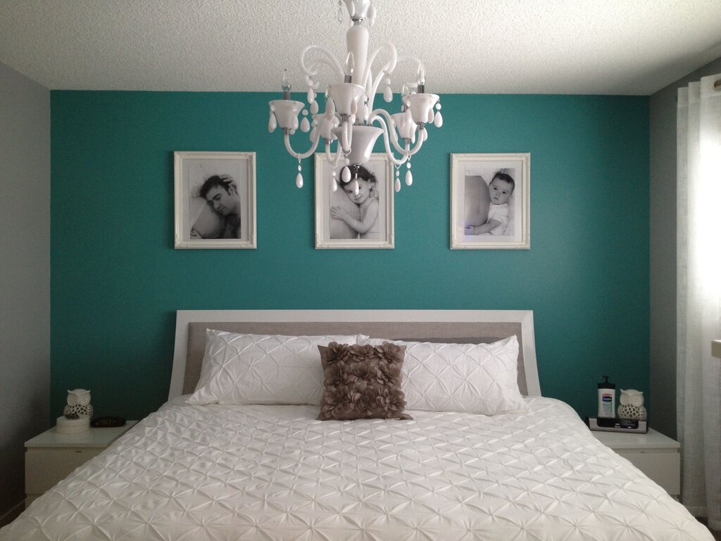 Бирюзовый цвет стен в спальне