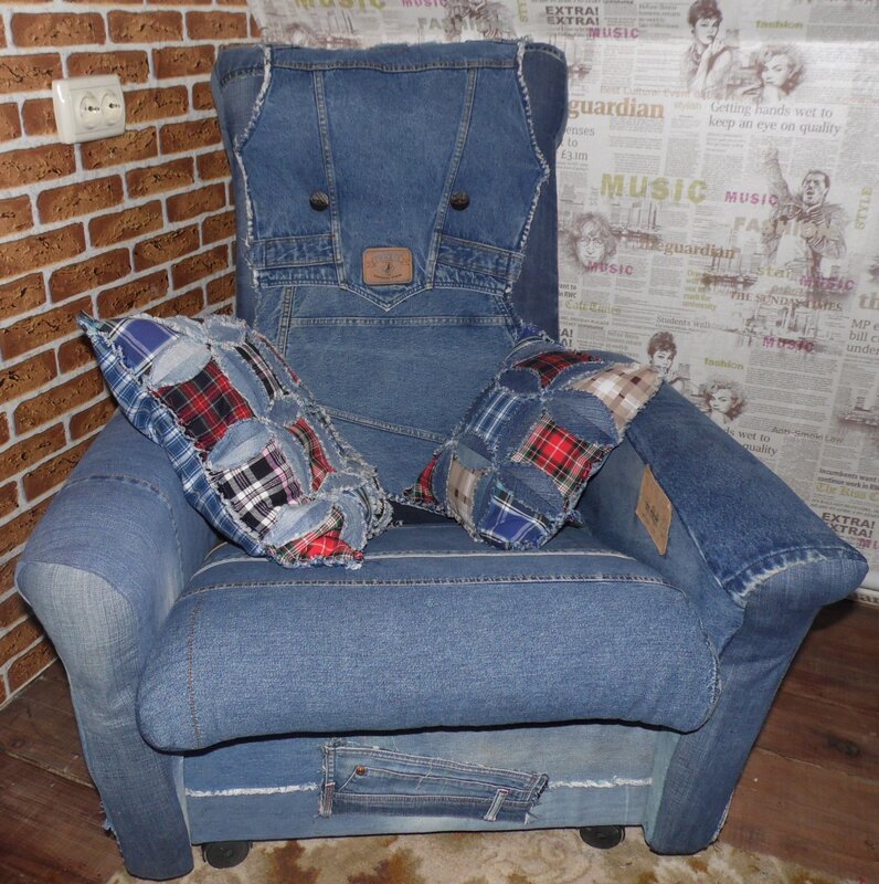 Чехол на диван из старых джинсов