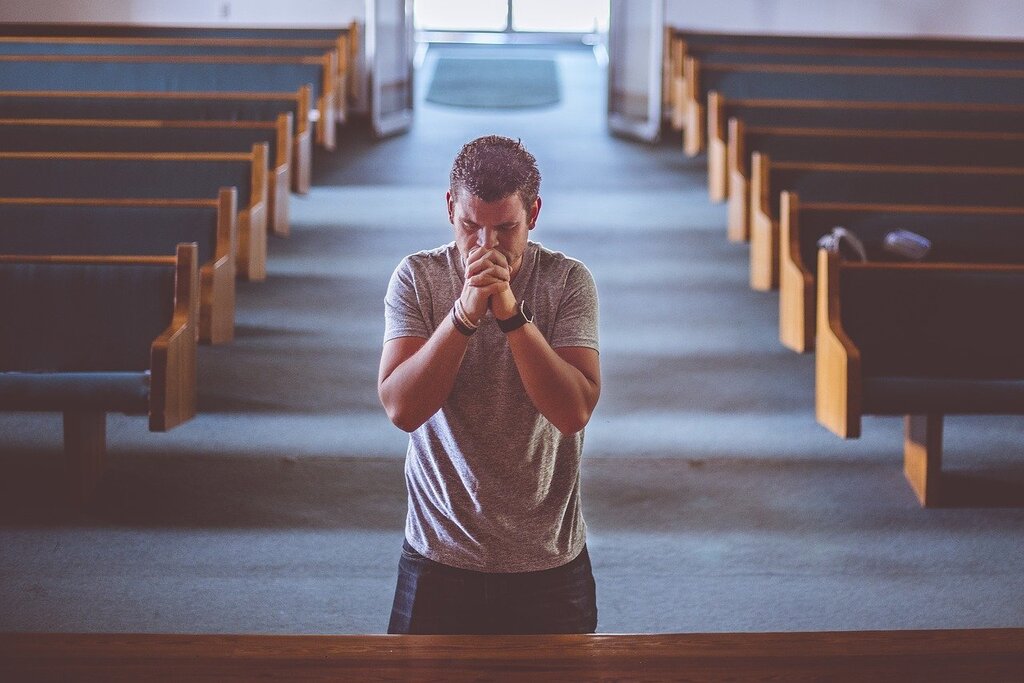 Человек молится картинки