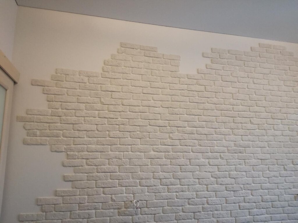 Декор стены гипсовыми кирпичиками