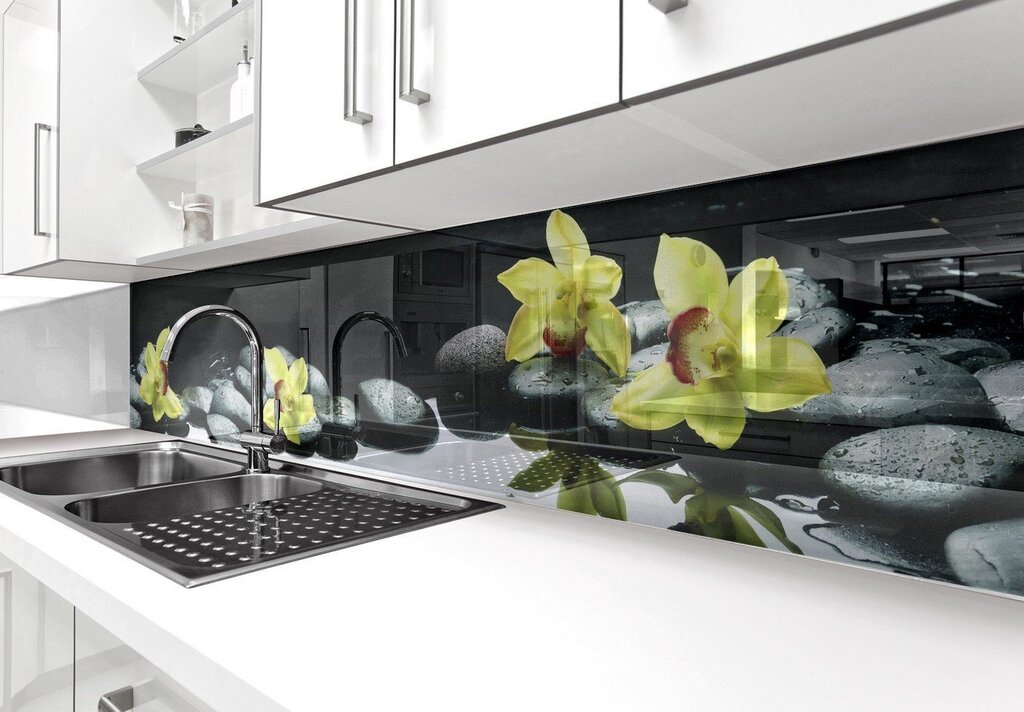 Decorative glass for the kitchen