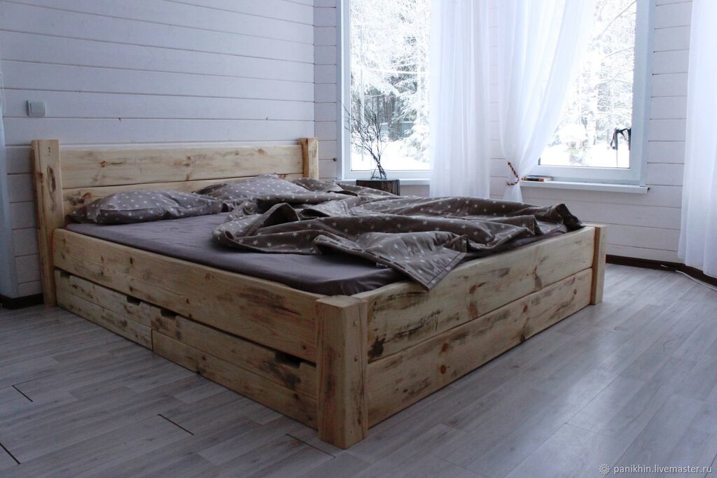 Деревянная кровать с ящиками