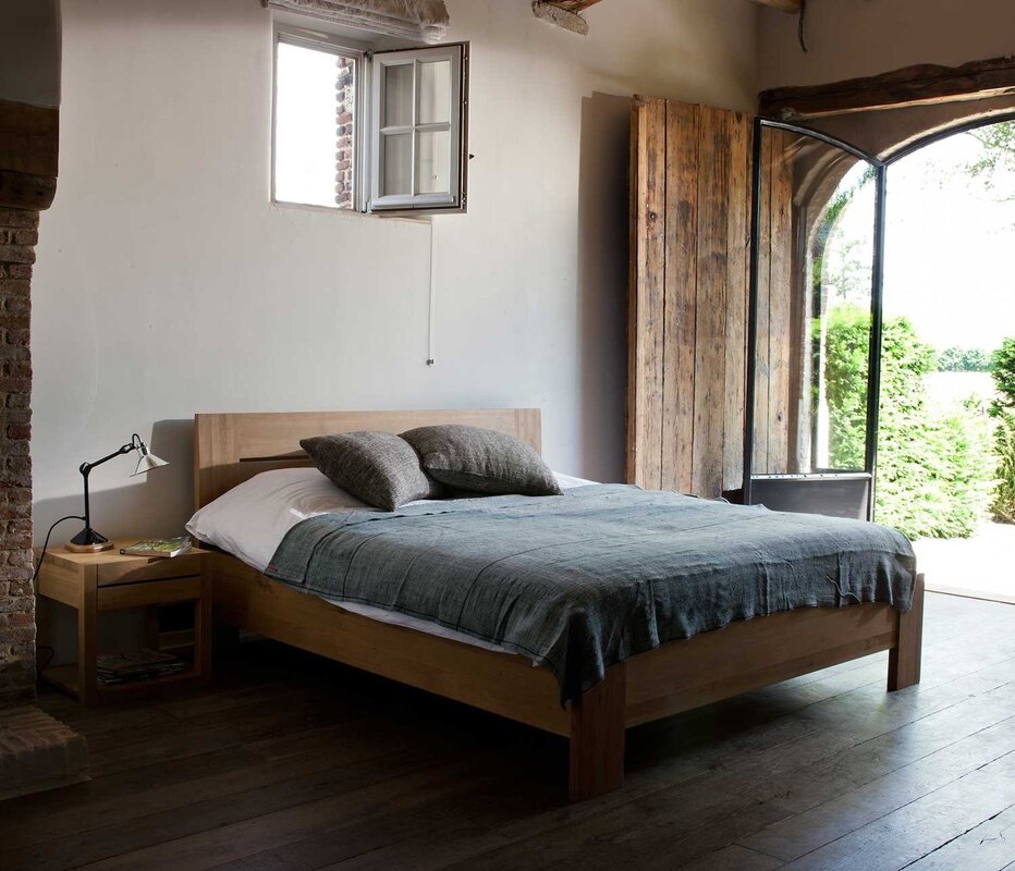 Деревянная кровать в интерьере