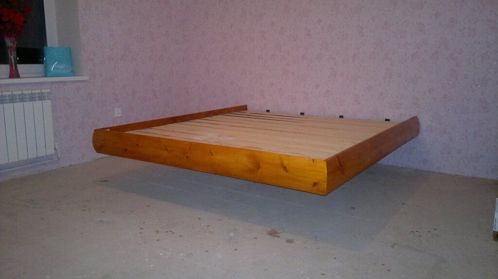 Деревянная парящая кровать