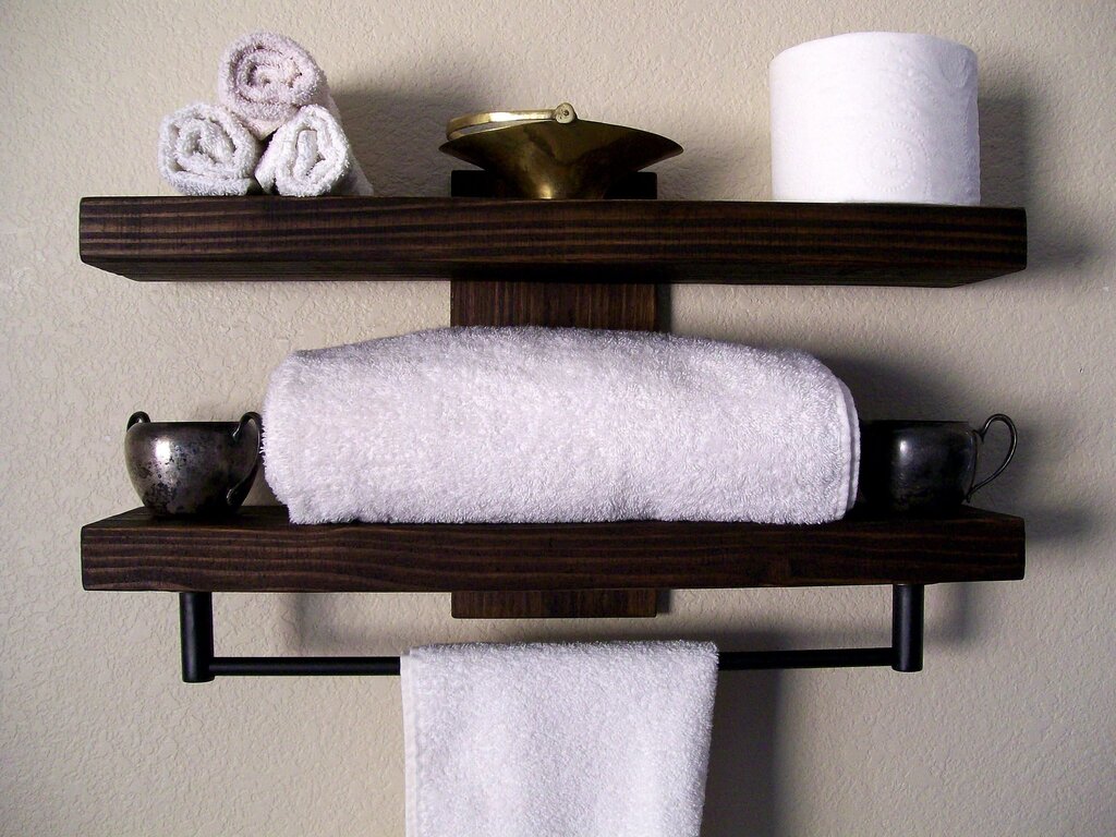Деревянная полка для полотенец в ванную