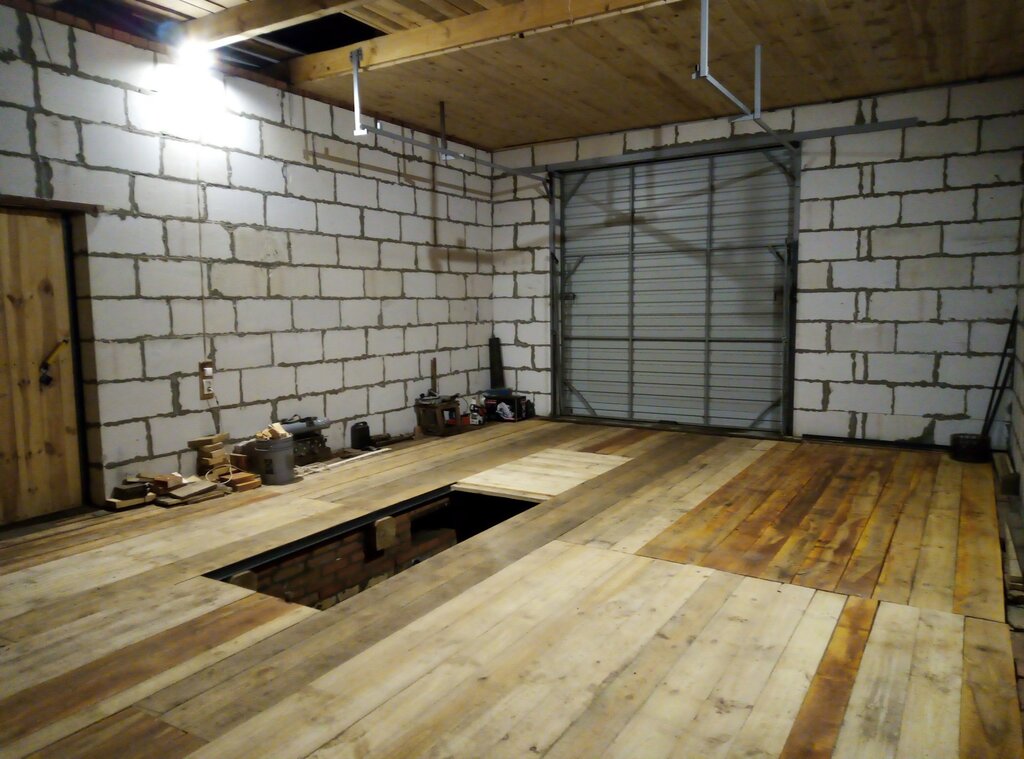 Деревянный пол в гараже с ямой