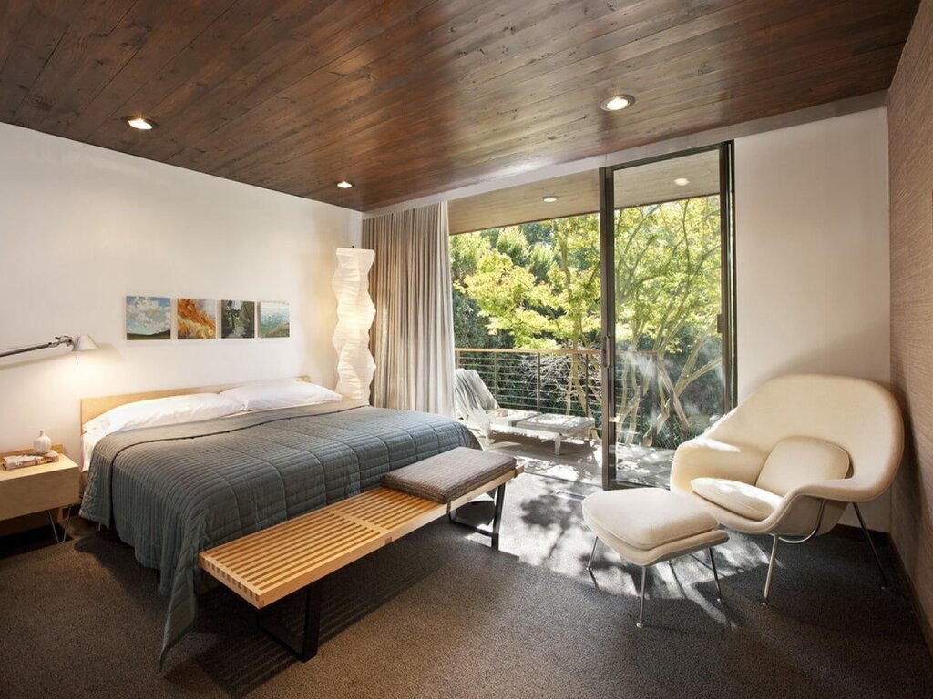 Wooden ceiling in the bedroom