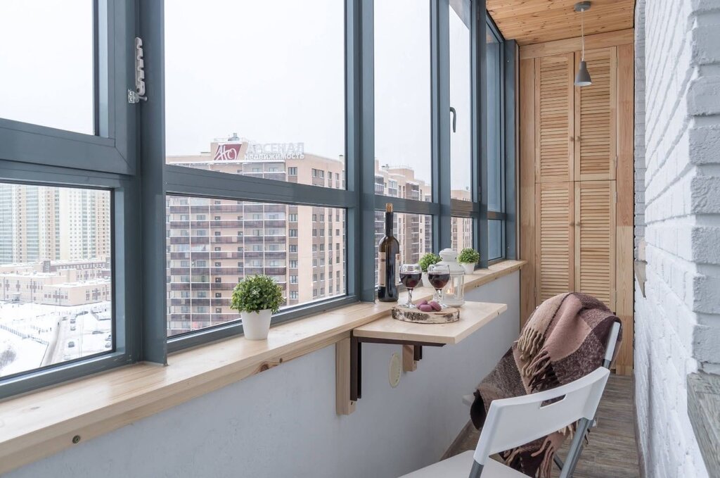 Wooden balcony glazing