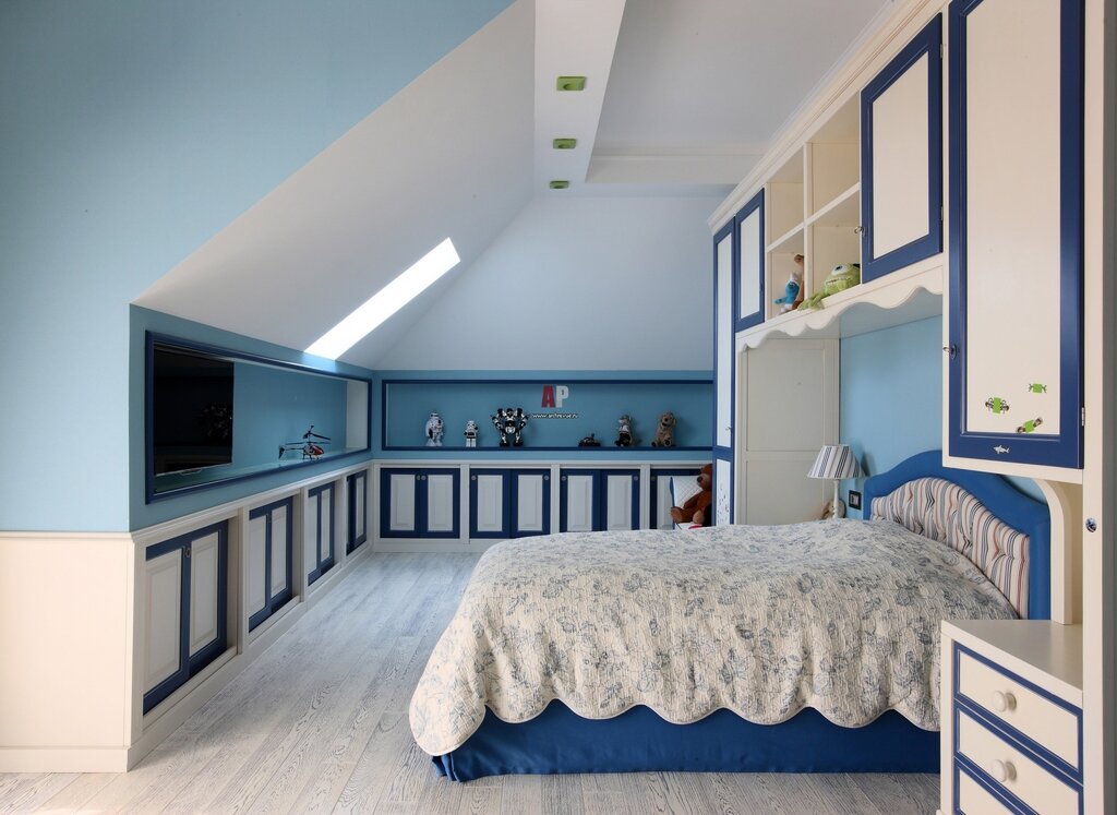 Детская комната со скошенным потолком
