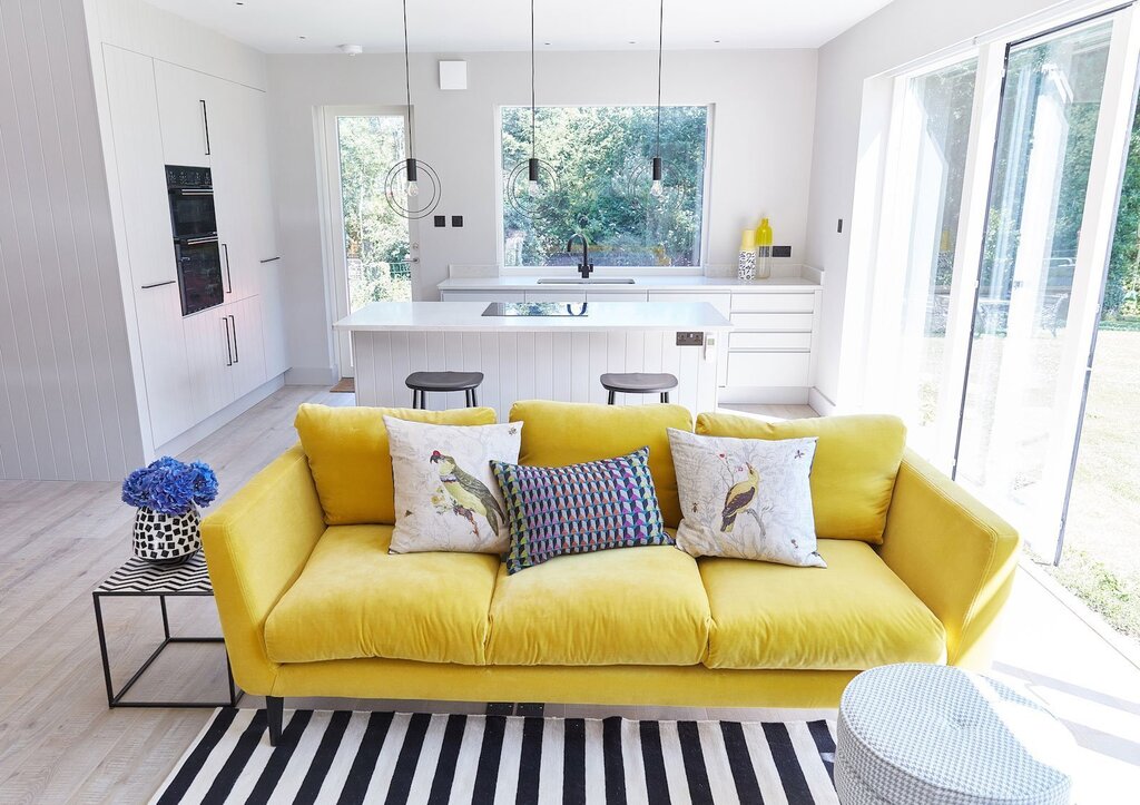 Дизайн комнаты с желтым диваном