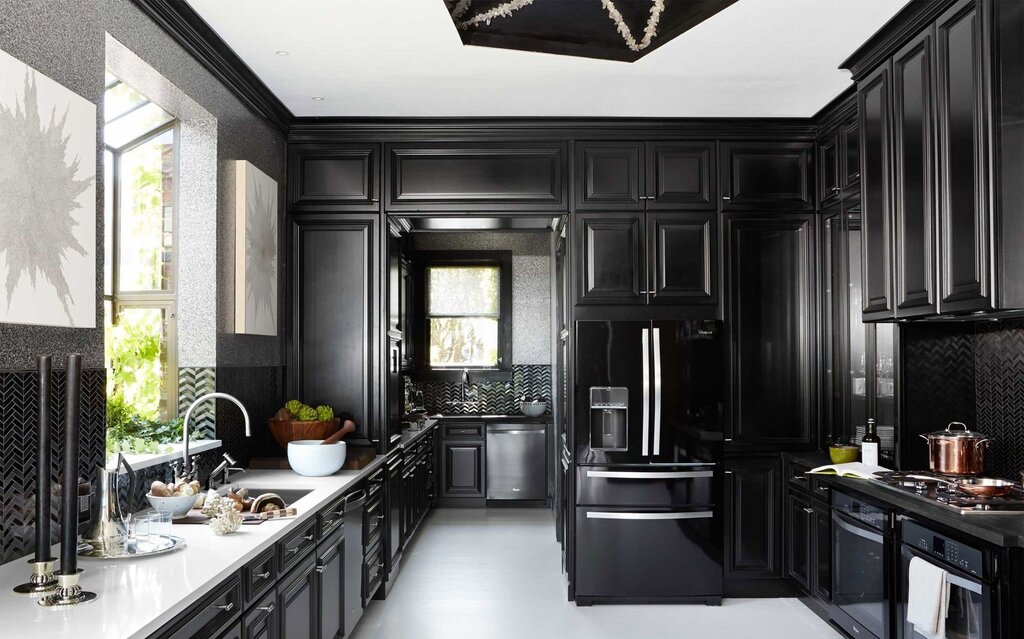 Дизайн кухни с черным полом