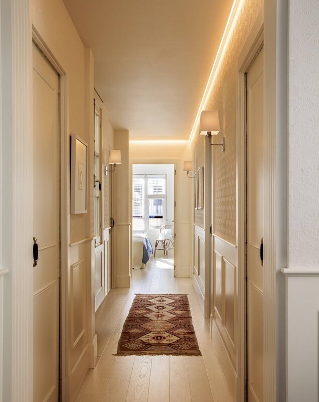 Длинный коридор с дверями 6 фото