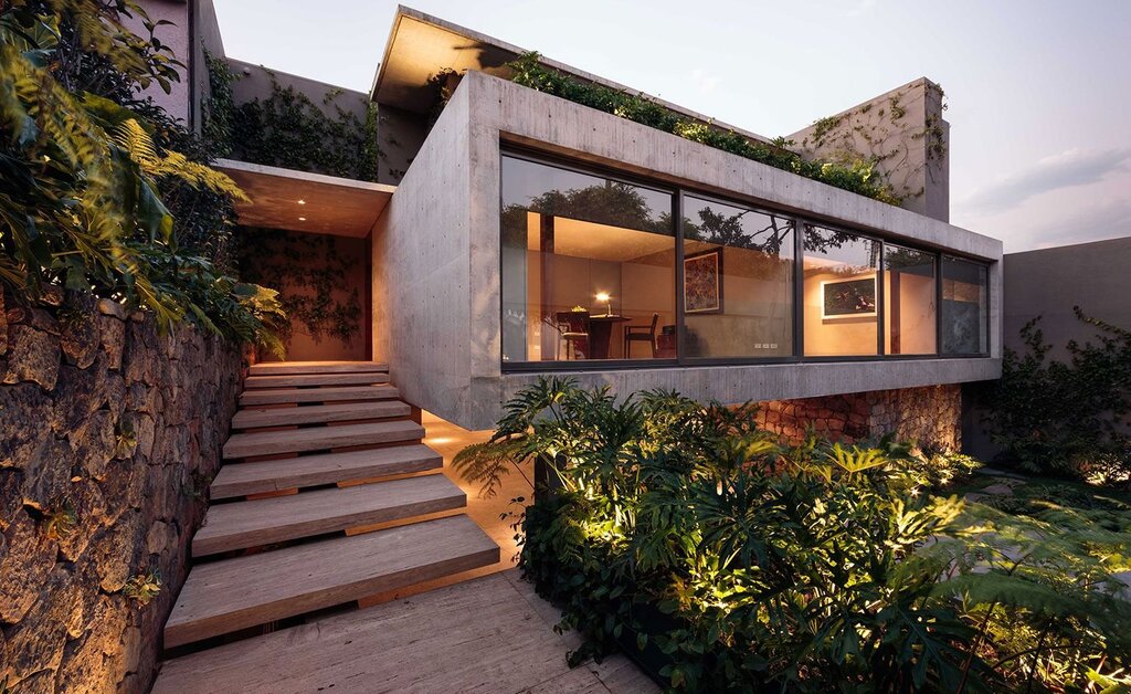Дом из бетона и дерева