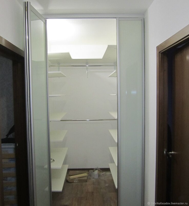 Sliding doors for the pantry