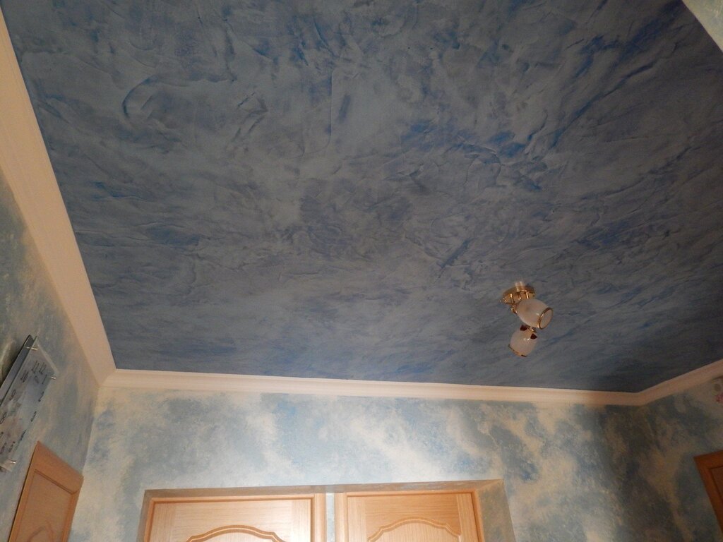 Фактурная покраска потолка