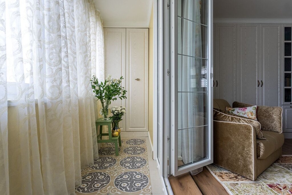 French doors to the balcony