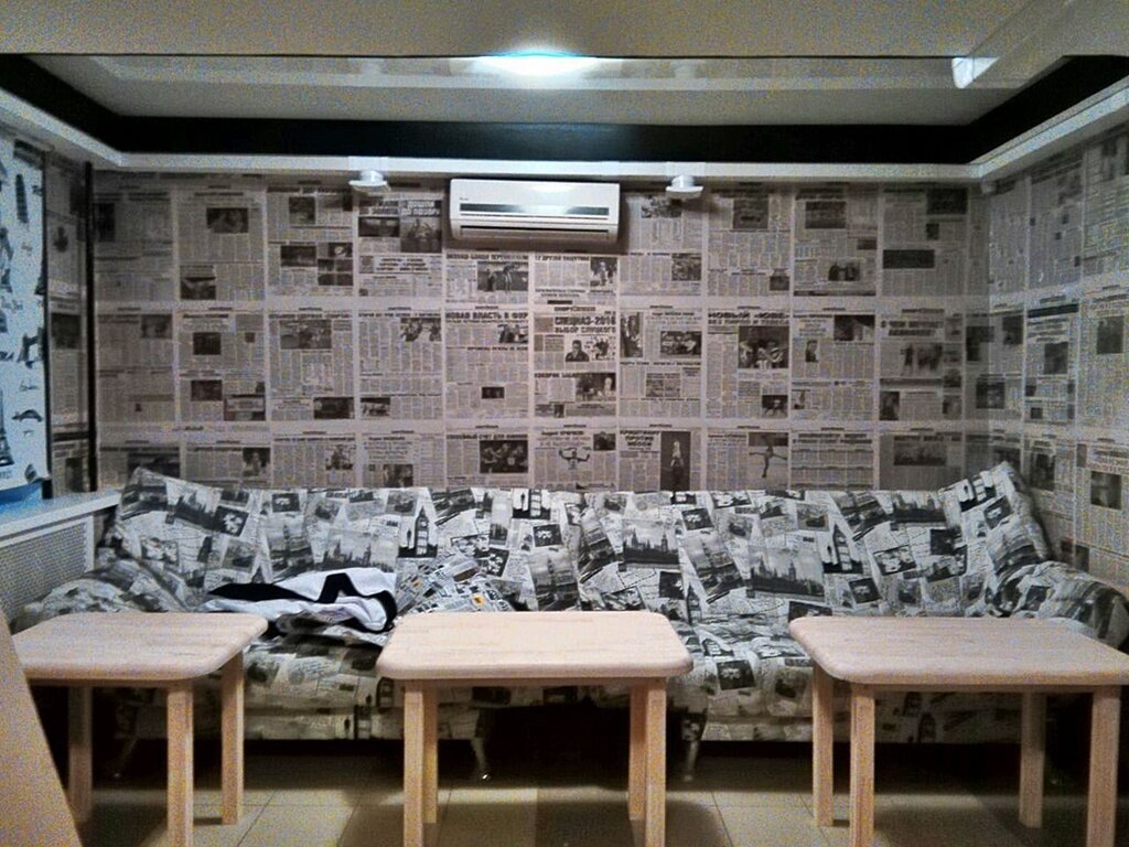 Газеты вместо обоев на стене