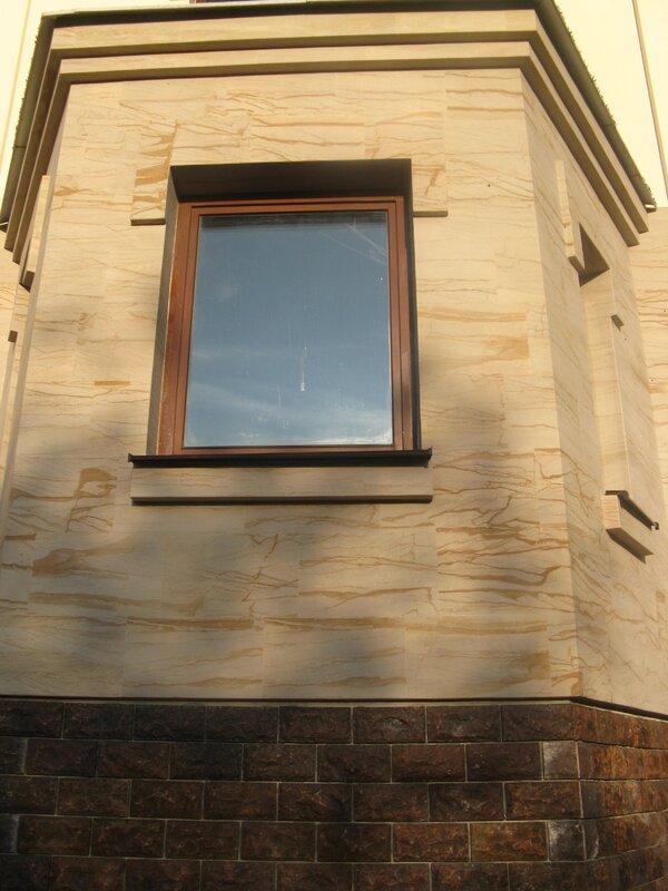 Flexible stone on the facade of the house