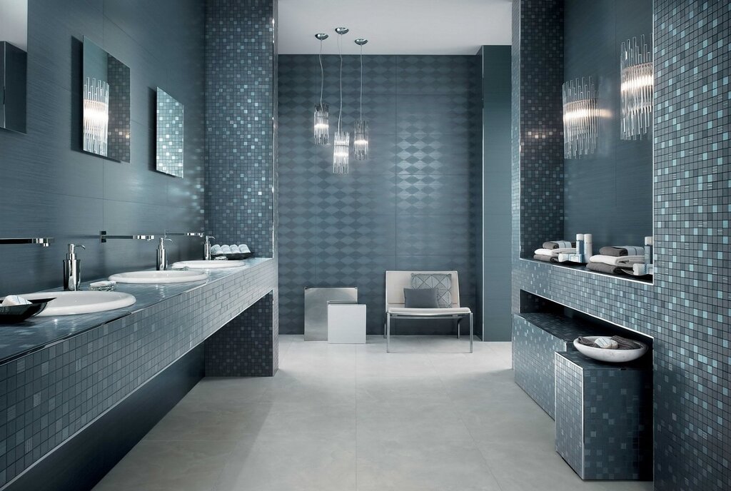 Blue mosaic in the bathroom