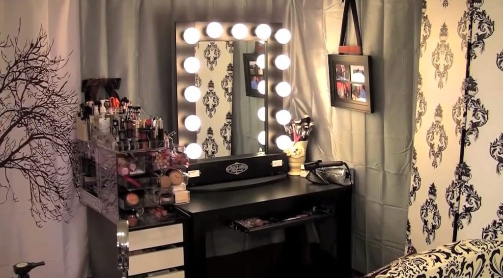 Makeup mirror with shelves