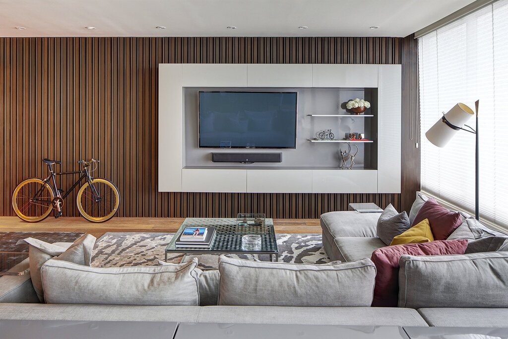 Интерьер гостиной с телевизором на стене