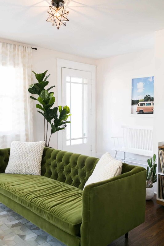 Интерьер комнаты с зеленым диваном