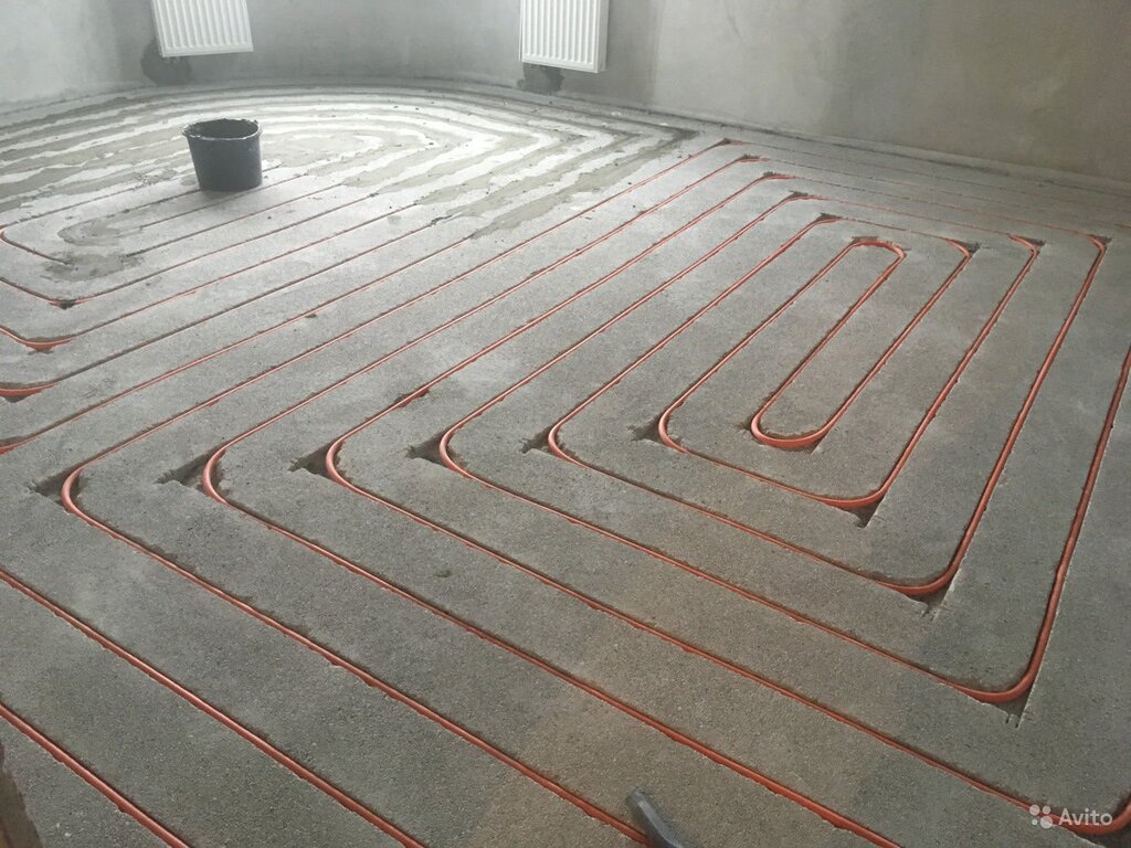 Cable underfloor heating in a screed