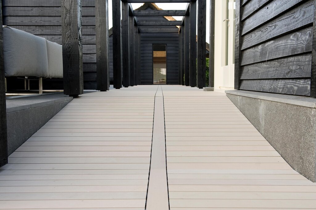 Porcelain stoneware resembling decking