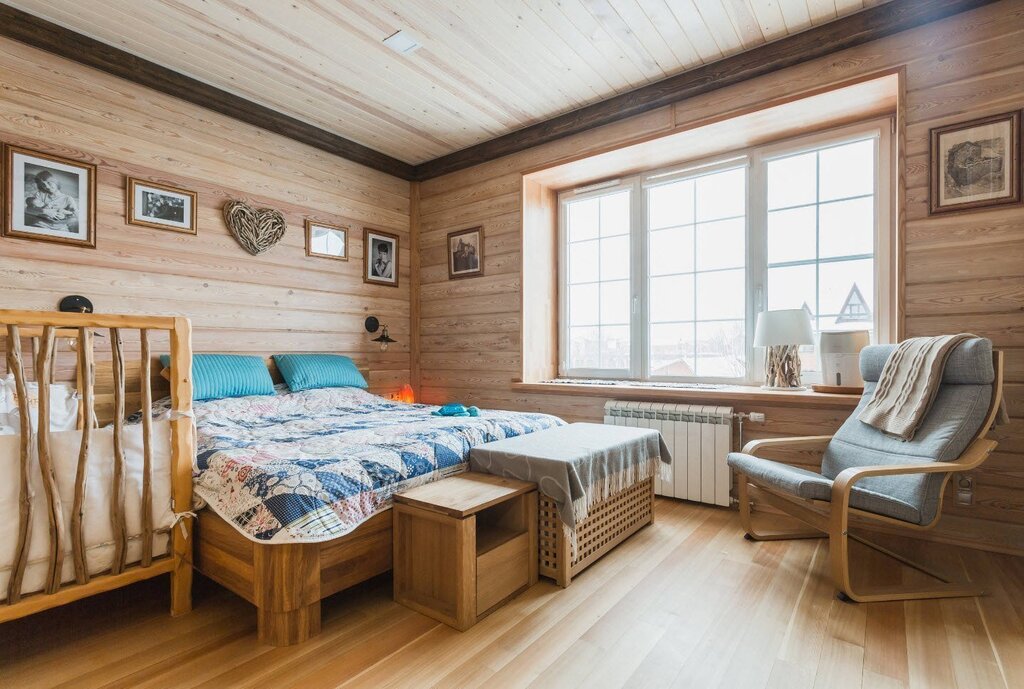 Комната с деревянной отделкой