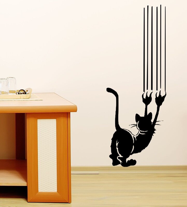 Кошки на стене в квартире