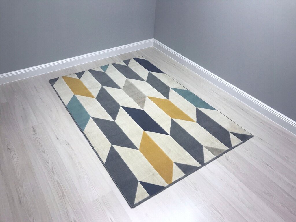 A diamond-patterned rug for the hallway