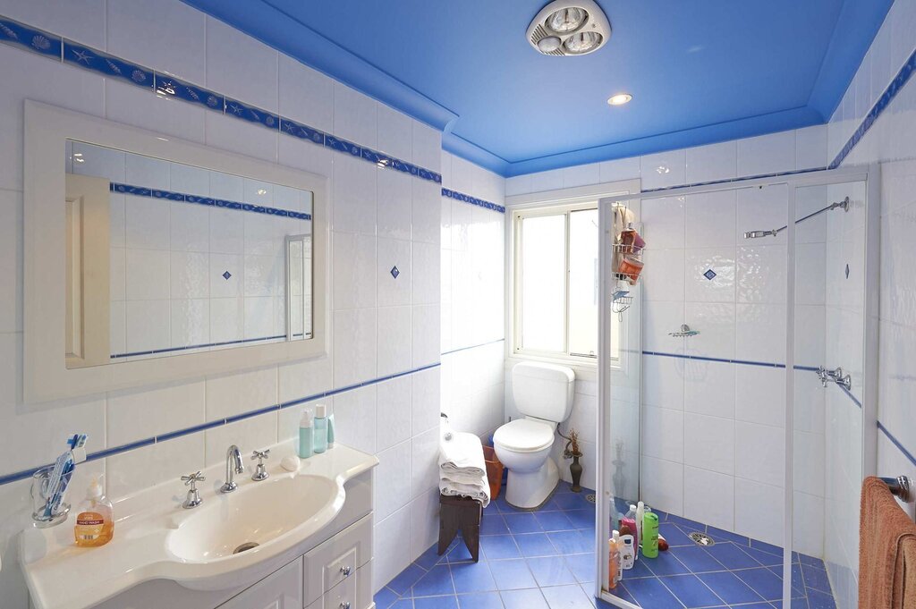 Крашеный потолок в ванной