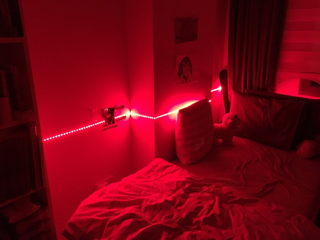 Красная лампа в комнате