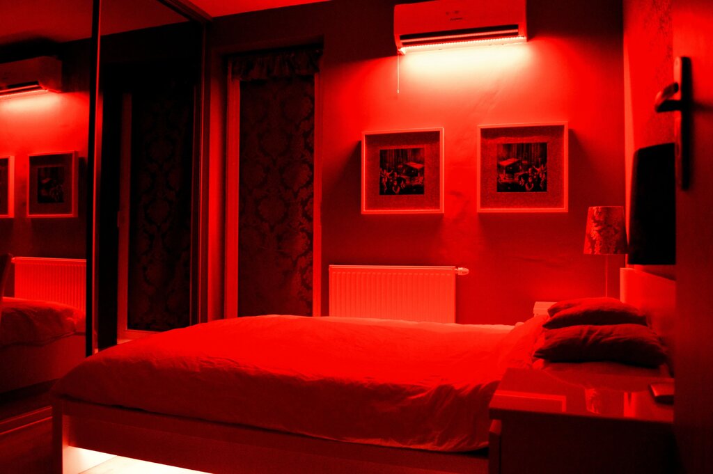 Красная подсветка в спальне