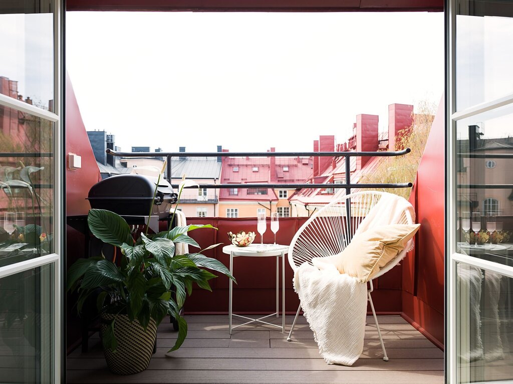 Красный балкон