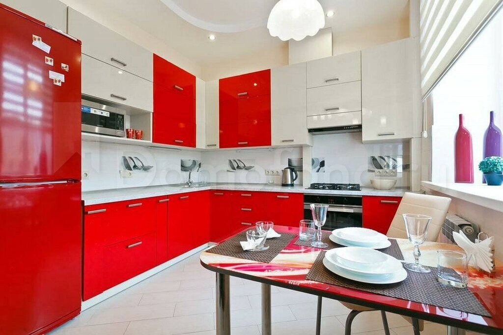 Красный кухонный гарнитур в интерьере