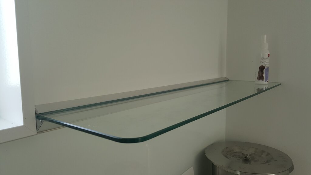 Mounting bracket for glass shelves