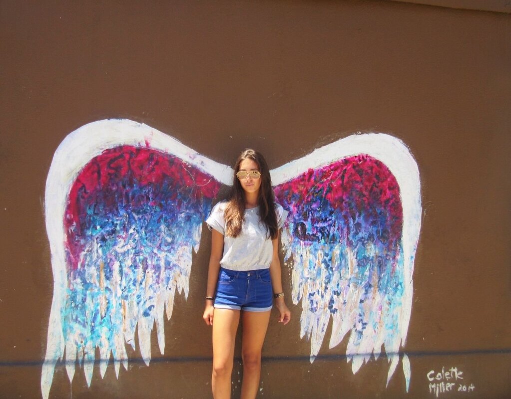 Крылья на стене для фотосессии