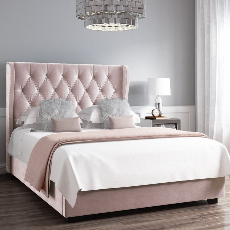 Кровать с розовым изголовьем