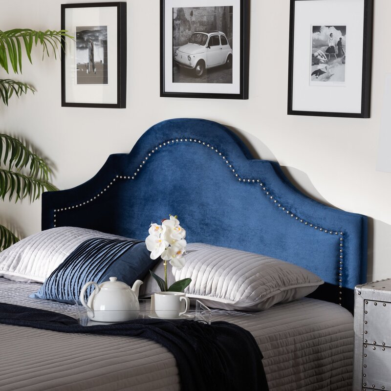 Кровать с синим изголовьем