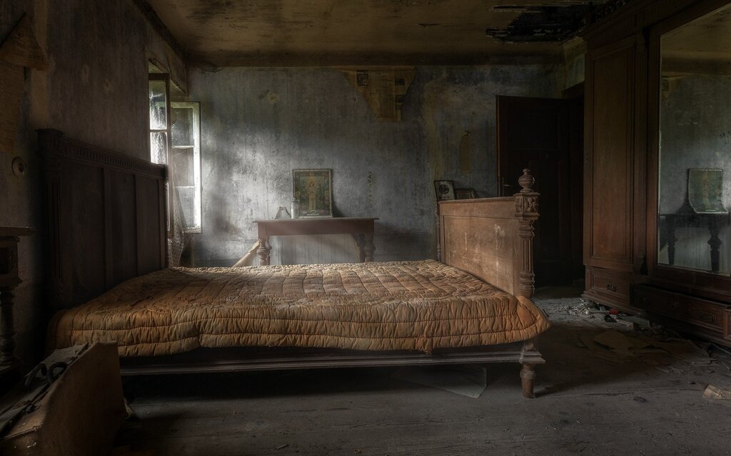 Кровать в заброшенном доме